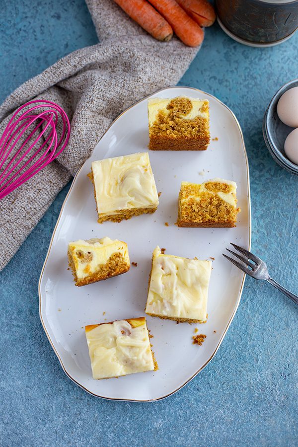 Swirl Karotten Käsekuchen mit Glasur 3 Karottenkuchen mit Käsekuchen Schicht