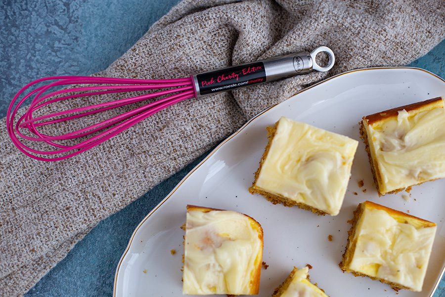 Swirl Karotten Käsekuchen mit Glasur 7 Karottenkuchen mit Käseschicht