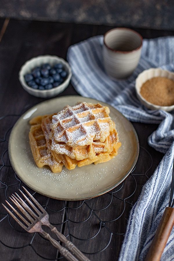 Saftige vegane Waffeln mit Apfelmus