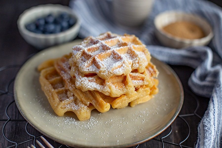 Saftige vegane Waffeln mit Apfelmus