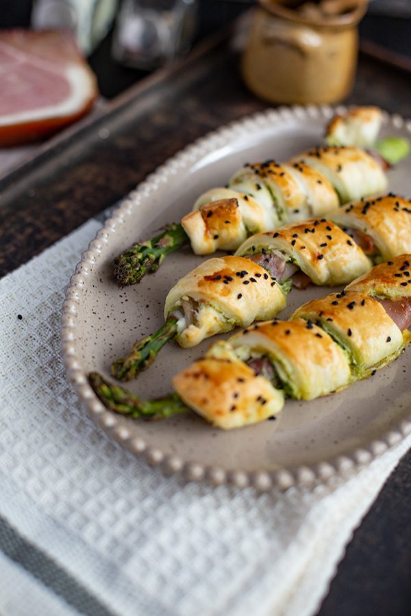 Grüner Spargel Blätterteig Stangen mit Schinken und Pesto 2 Fingerfood Grüner Spargel