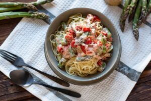 Spaghetti grüner Spargel Tomaten