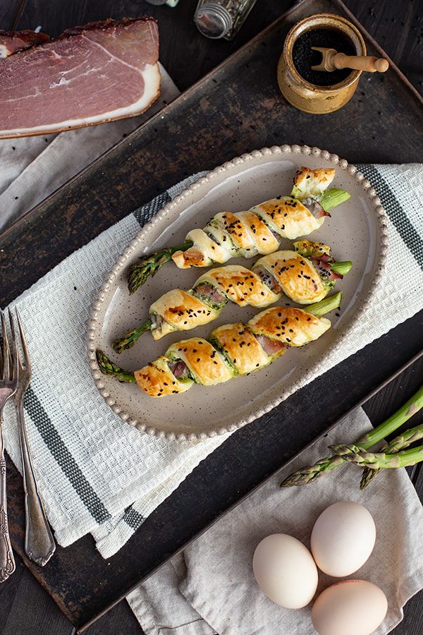 Grüner Spargel Blätterteig Stangen mit Schinken und Pesto 1 Spargel Schinken Snack Stangen Rezept