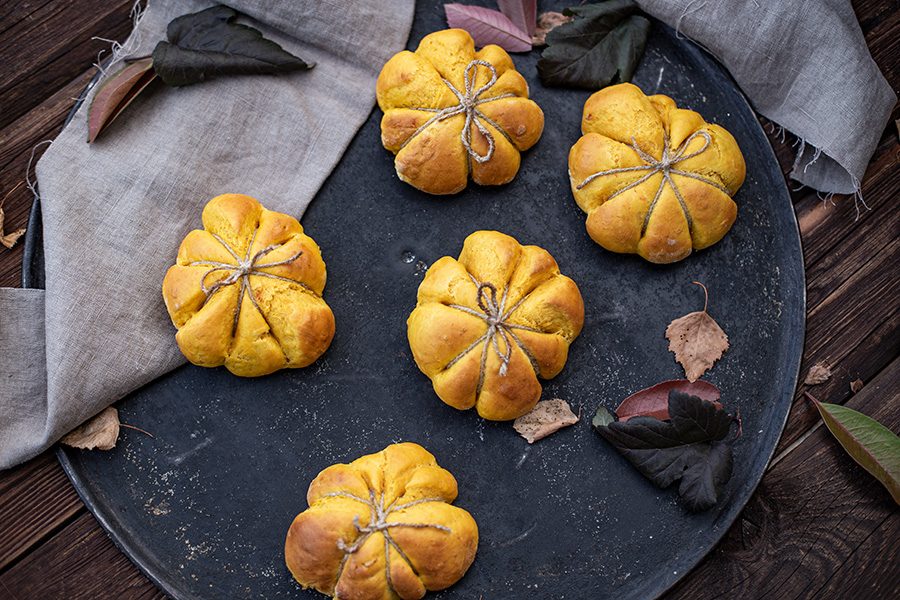 Brötchen in Kürbisform