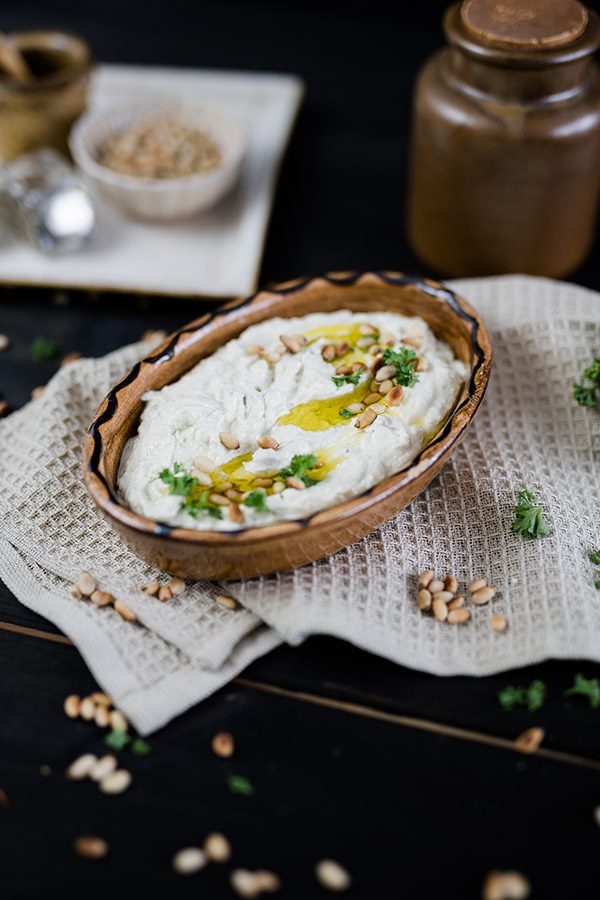 Feta Dip Rezept mit griechischem Joghurt und Pinienkernen
