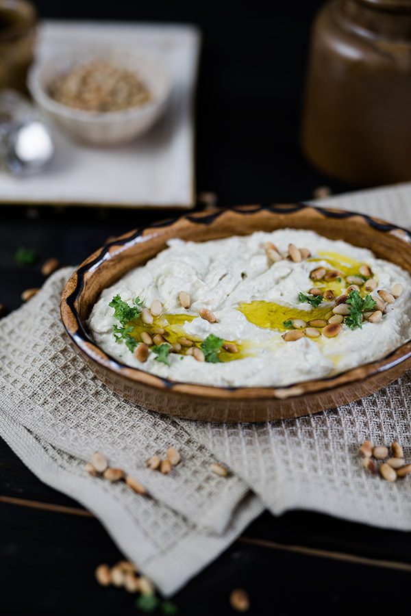 Feta Dip Rezept mit griechischem Joghurt und Pinienkernen