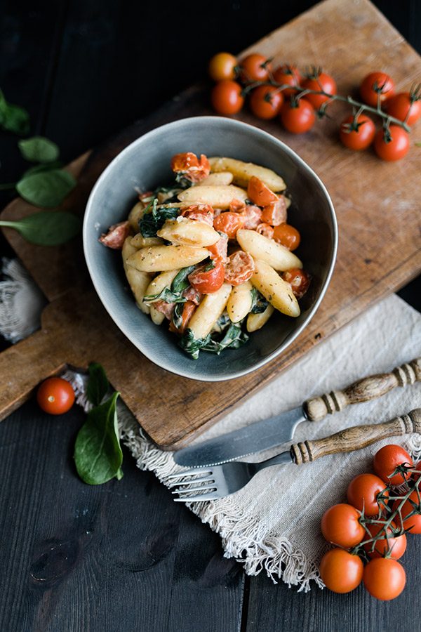 Schnelle Schupfnudelpfanne mit Frischkäse 4 Schupfnudeln Spinat Tomaten