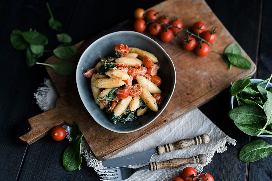Schnelle Schupfnudelpfanne mit Frischkäse 2 Schupfnudeln Tomaten Rezept
