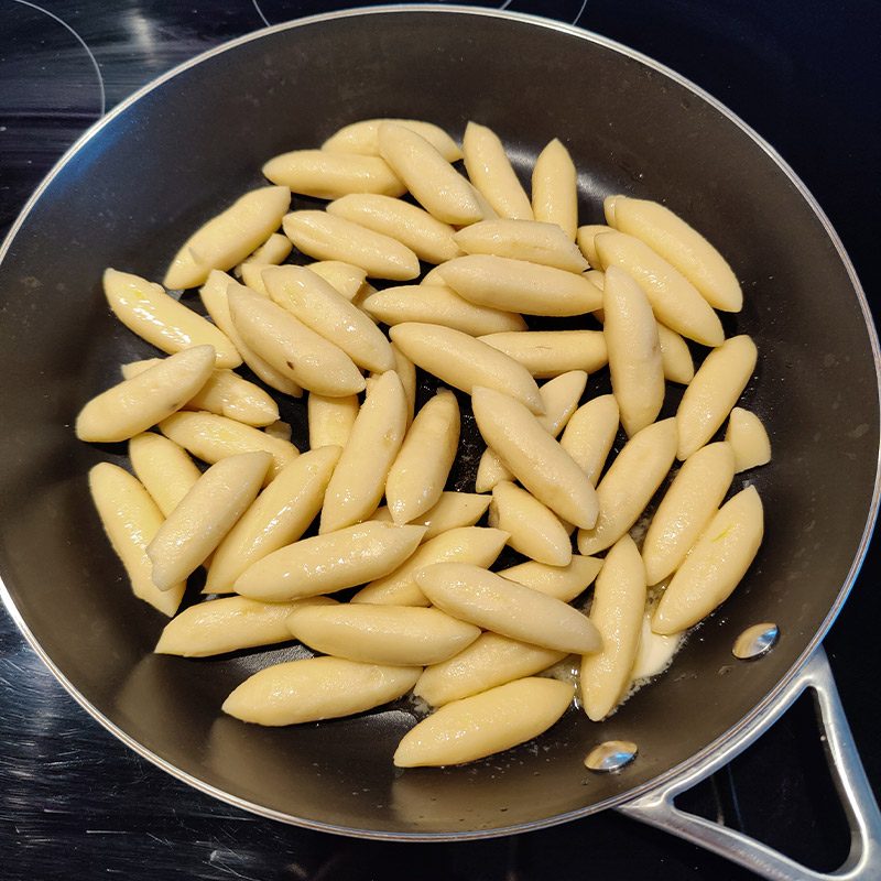 Schnelle Schupfnudelpfanne mit Frischkäse 11 Step 1 - Schupfnudeln anbraten