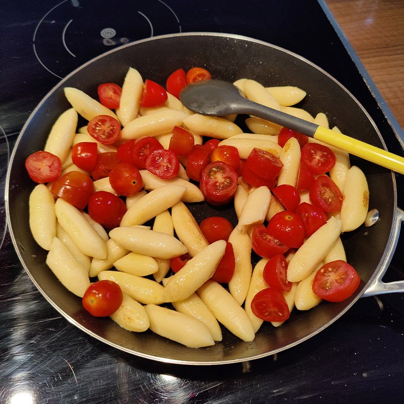 Step 2 - Tomaten dazu geben und anbraten