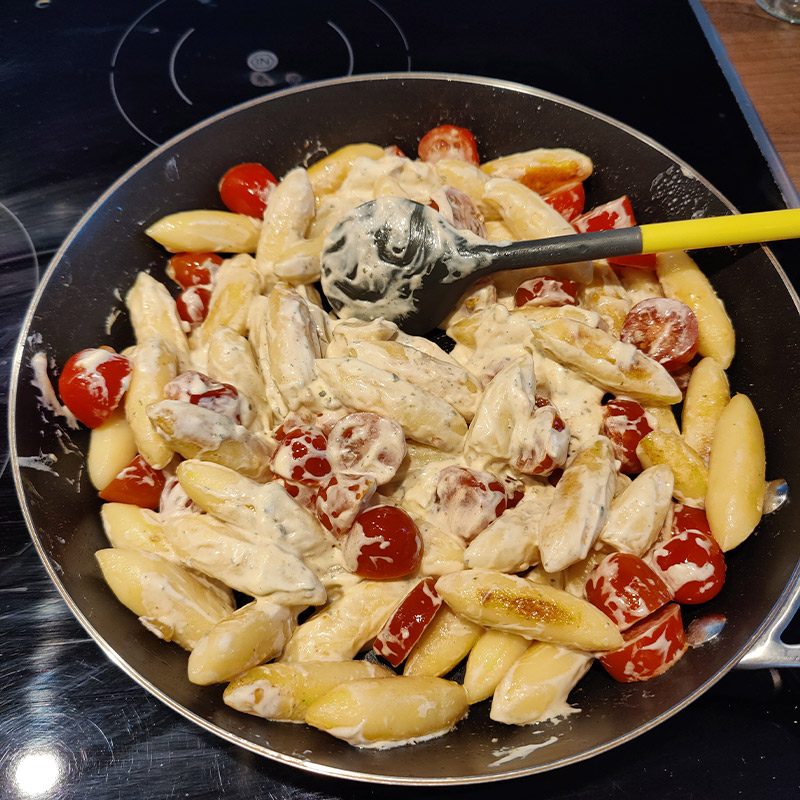 Schnelle Schupfnudelpfanne mit Frischkäse 14 Step 4 - alles vermischen