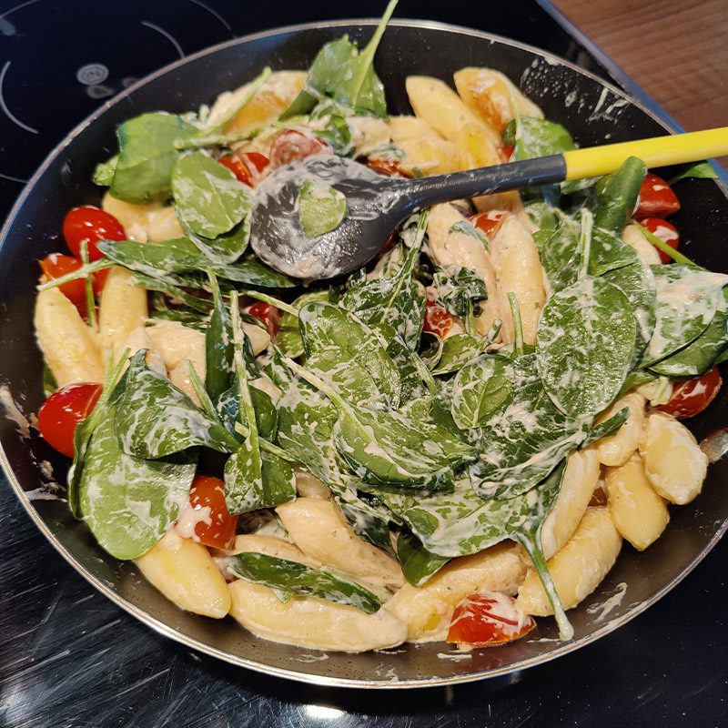 Schnelle Schupfnudelpfanne mit Frischkäse 16 Step 6 - alles vermischen und Spinat einfallen lassen