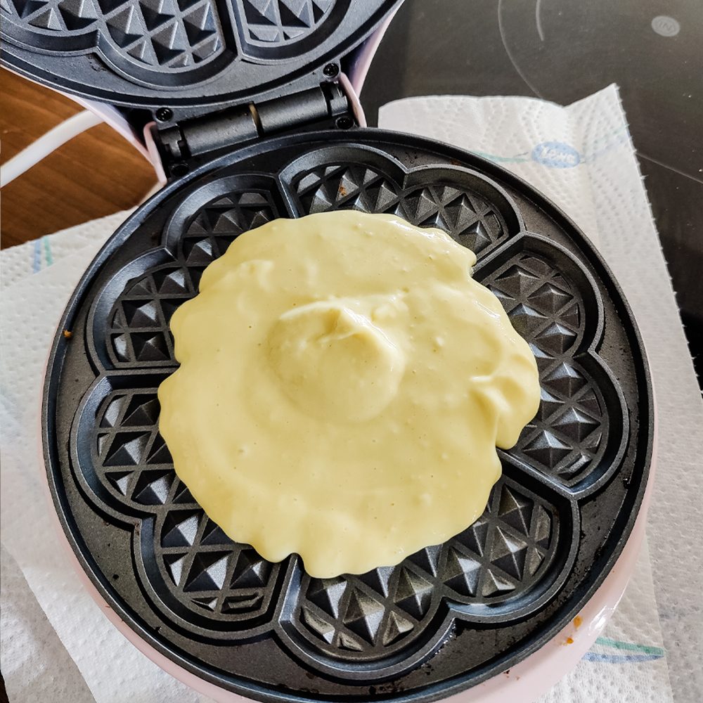Protein Waffeln Rezept mit Quark 16 Step 4 - Waffelteig einfüllen