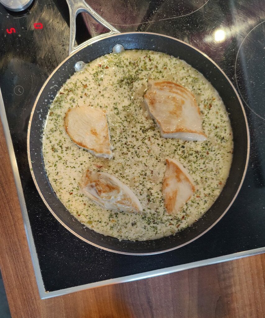 Hähnchen Pfanne mit Reis - Einfaches One Pan Rezept 14 Step 10 - Hähnchen zurück & köcheln lassen