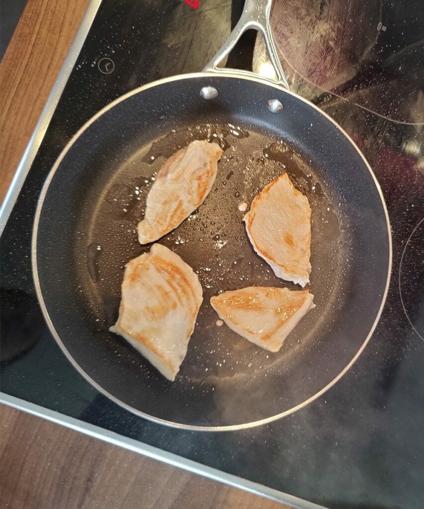 Hähnchen Pfanne mit Reis - Einfaches One Pan Rezept 7 Step 2 - von beiden Seiten