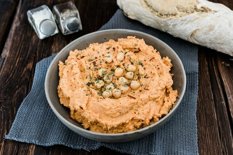 Gegrillte Paprika Hummus Rezept mit eingelegten Tomaten