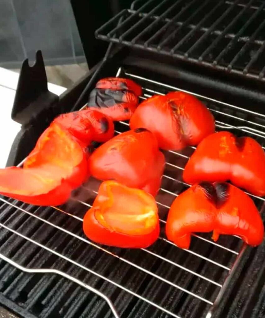Paprika Hummus mit gegrillten Paprika 8 Step 1 - Paprika auf dem Grill oder in einer Grillpfanne anrösten