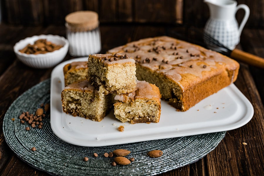 Blechkuchen mit Pudding und Nuss