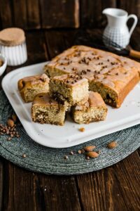 Saftiger Blechkuchen mit Pudding