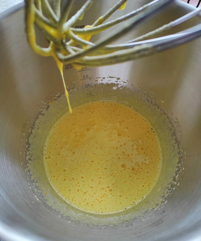 Versunkener Erdbeerkuchen vom Blech - super fluffig 7 Step 2 - Schön schaumig schlagen