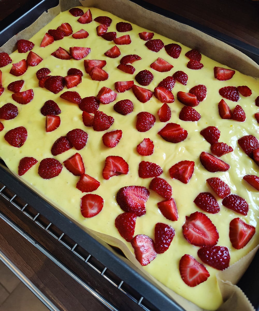 Versunkener Erdbeerkuchen vom Blech - Einfacher Rührteig