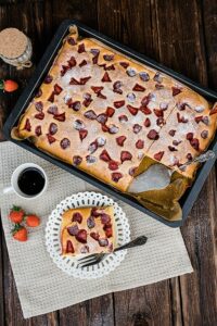 Schneller Blechkuchen mit Beeren