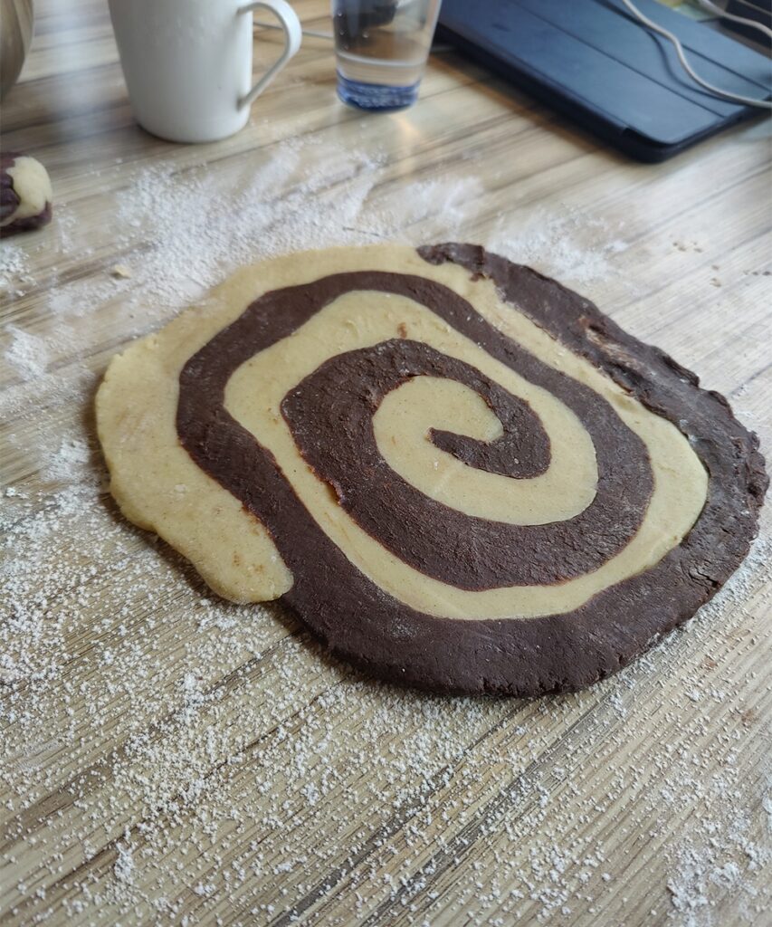 Marmor Plätzchen Rezept zu Weihnachten 11 Step 2 - Schnecke platt rollen