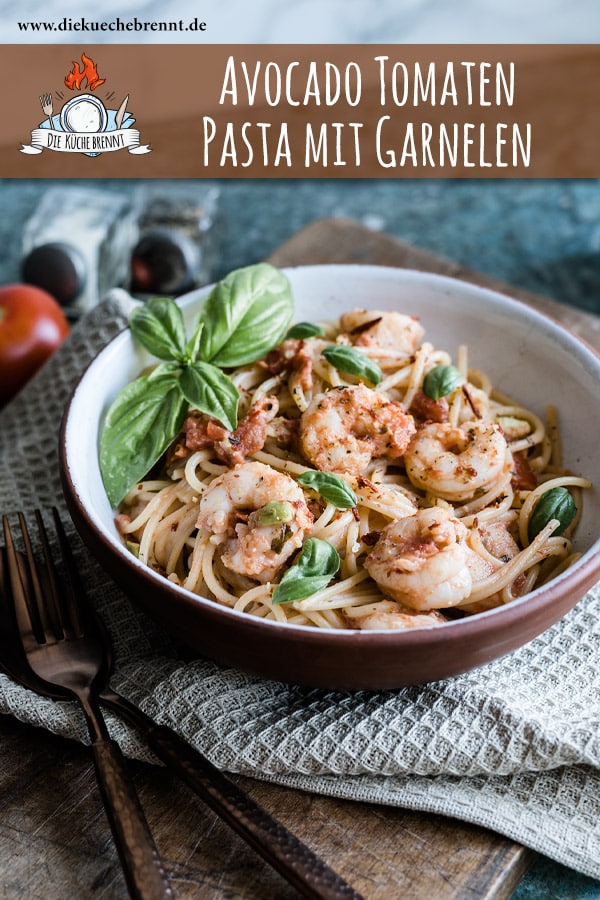 Pasta mit Tomaten Sahne Soße und Garnelen 10 Pasta mit Tomaten Sahne Soße und Garnelen