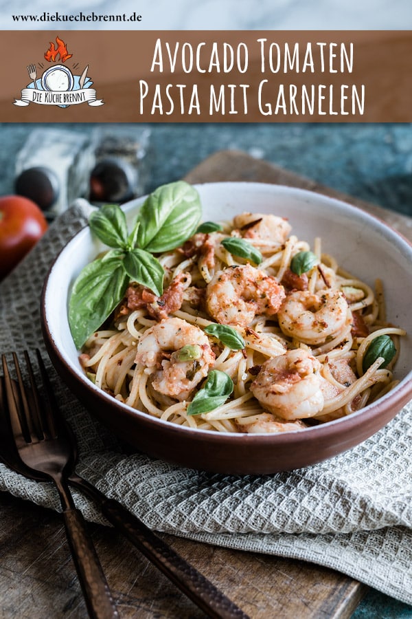 Pasta mit Tomaten Sahne Soße und Garnelen