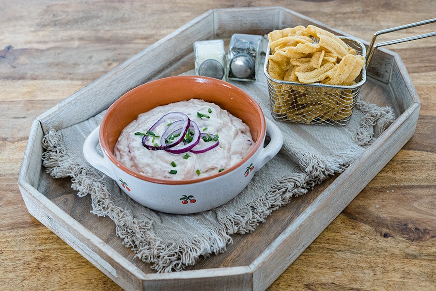 Sour Cream Dip Rezept mit gerösteten Zwiebeln 3 Sour Cream Dip mit Zwiebeln