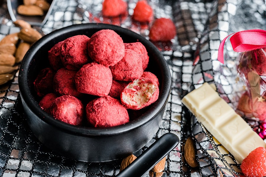 Eierlikör Pralinen Rezept mit Himbeere und Schokolade 1 Weiße Schokolade Eierlikör Pralinen