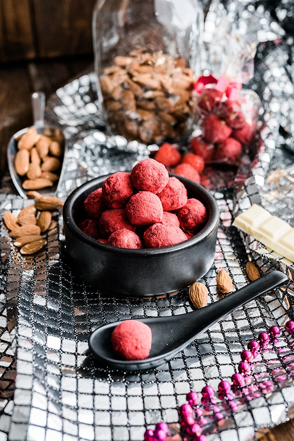 Eierlikör Pralinen Rezept mit Himbeere und Schokolade 4 Eierlikör Pralinen mit Schokolade