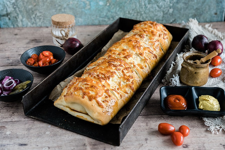 Einfache Cheeseburger Rolle mit Pizzateig aus dem Backofen