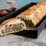 Hackfleisch im Pizzateig - Cheeseburger Rolle