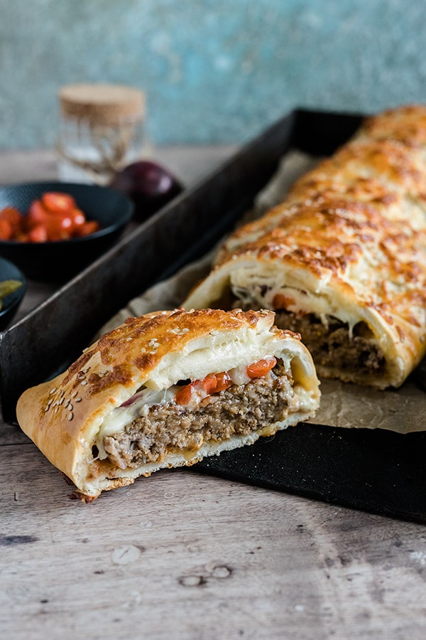 Einfache Cheeseburger Rolle mit Pizzateig aus dem Backofen