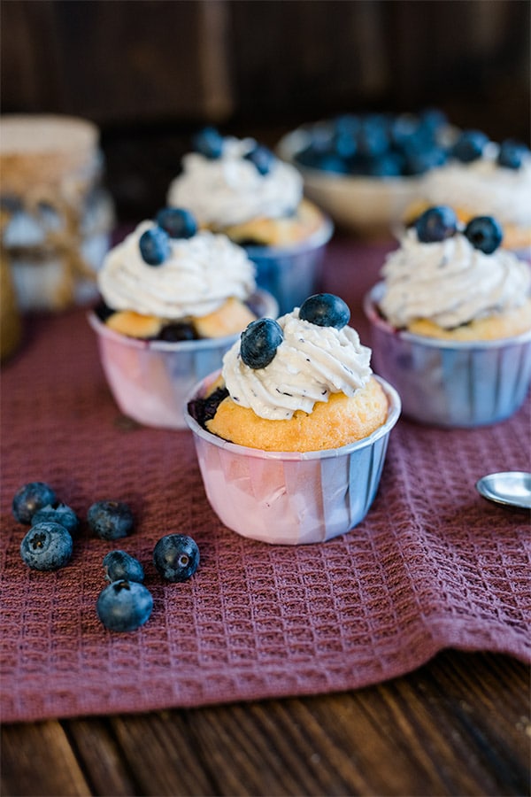 Blaubeer Muffins Rezept mit Frischkäse Frosting als Topping