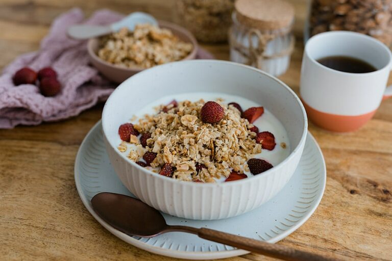 Granola selber machen - knuspriges Müsli Rezept