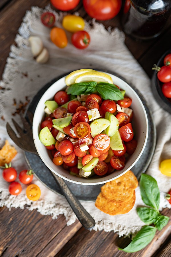 Leckerer Tomaten Gurken Salat mit Schafskäse