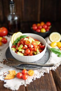 Schneller Grillsalat mit Tomaten und Gurken