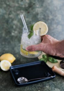Zitronen Mojito Cocktail mit Basilikum