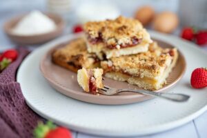 Streuselkuchen vom Blech mit Erdbeermarmelade