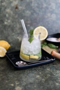 Zitronen Mojito Cocktail mit Basilikum