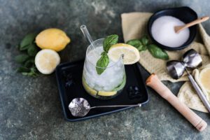 Zitronen Mojito Cocktail mit Basilikum