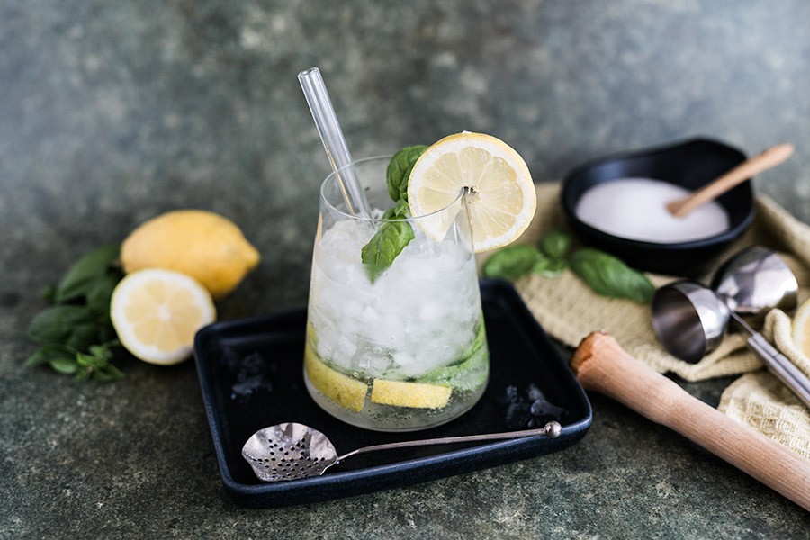 Zitronen Mojito Cocktail mit Basilikum 1 Zitronen Mojito Cocktail