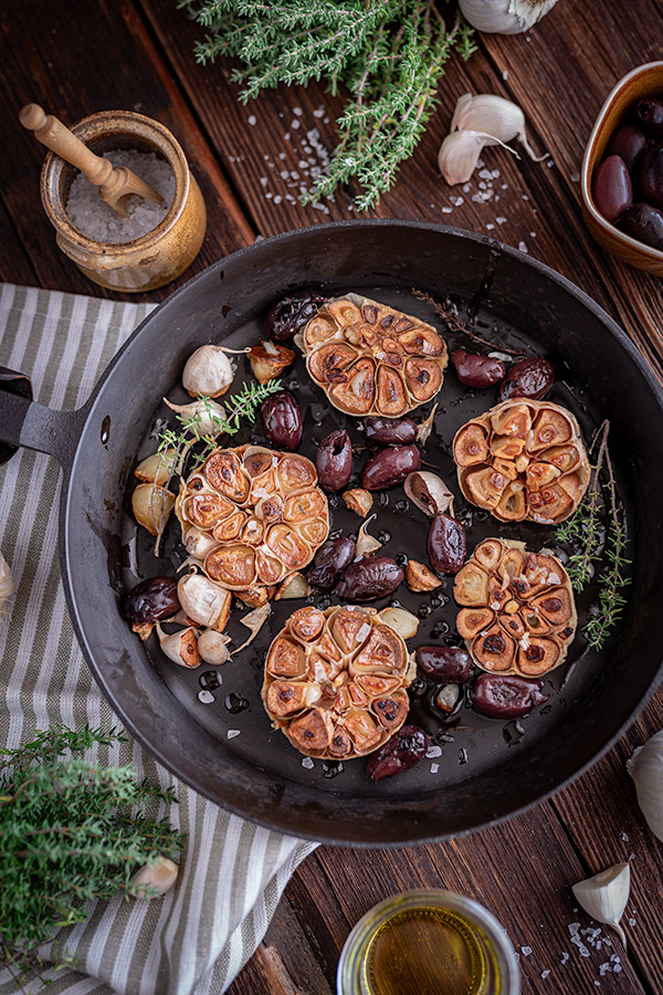 Gebackener Knoblauch mit Oliven 3 Gerösteter Knoblauch
