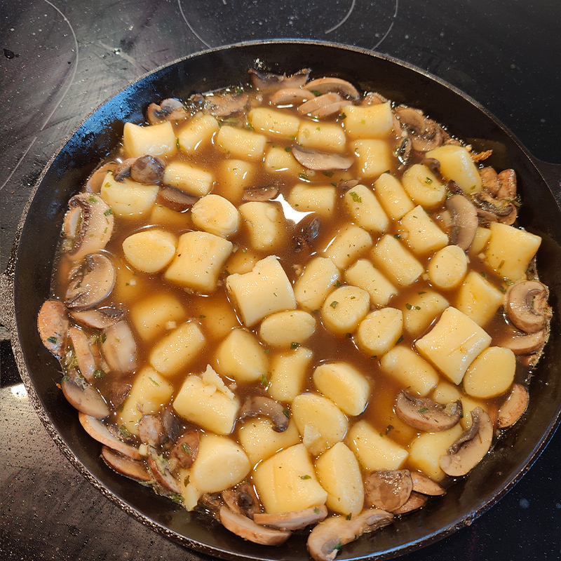 Gnocchi Pilz Pfanne mit cremiger Soße 19 Fertige Brühe und Gnocchi dazu geben