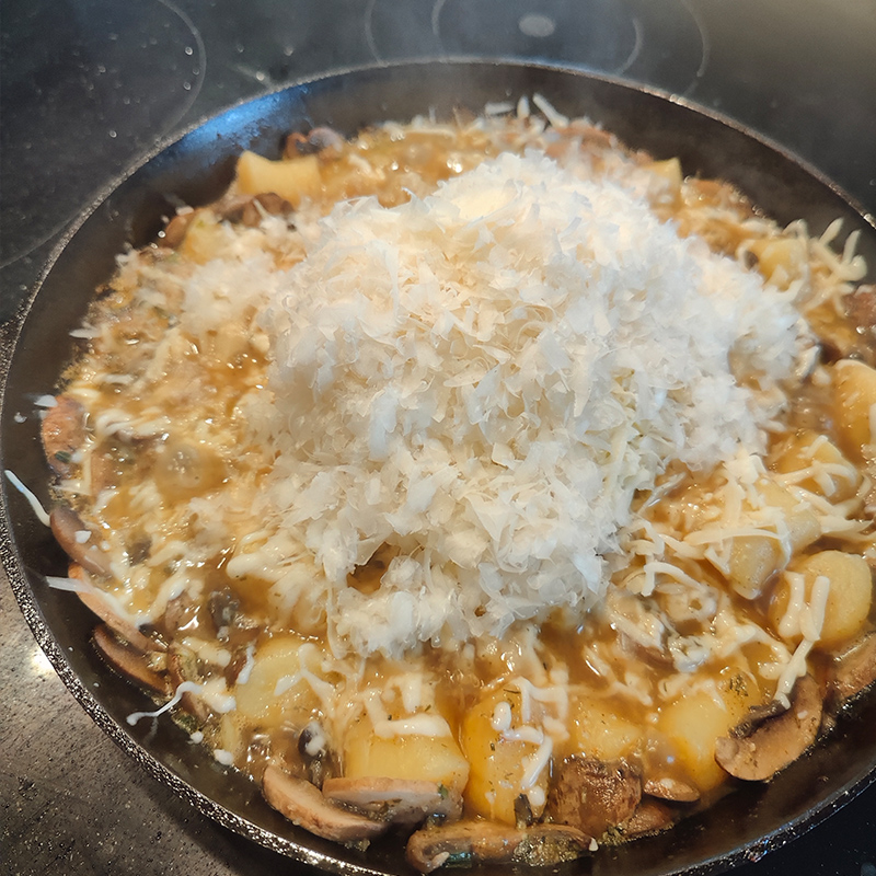 Gnocchi Pilz Pfanne mit cremiger Soße 20 Mozzarella und Parmesan dazu