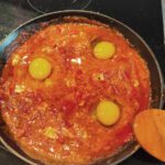 Einfache Shakshuka mit Feta und Ei 14 Eier in Kuhlen geben