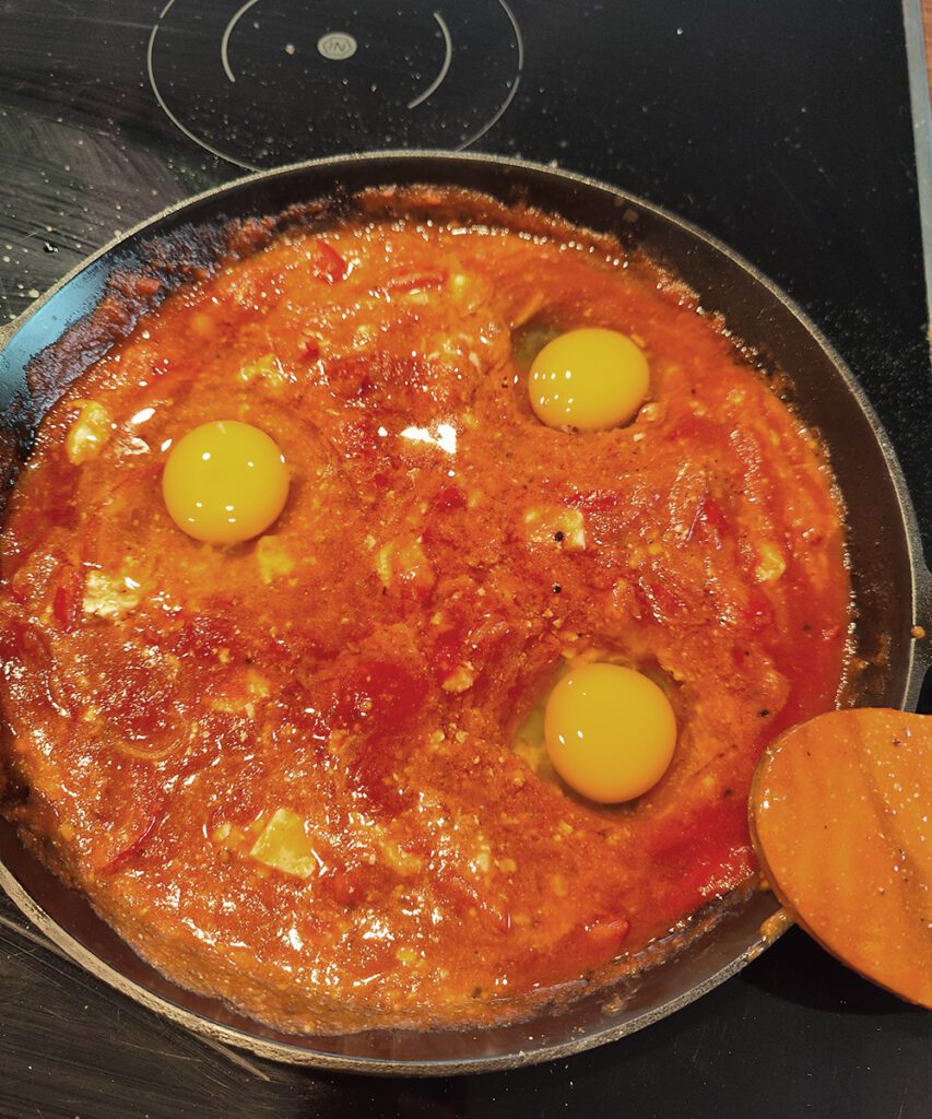 Einfache Shakshuka mit Feta und Ei 24 Eier in Kuhlen geben