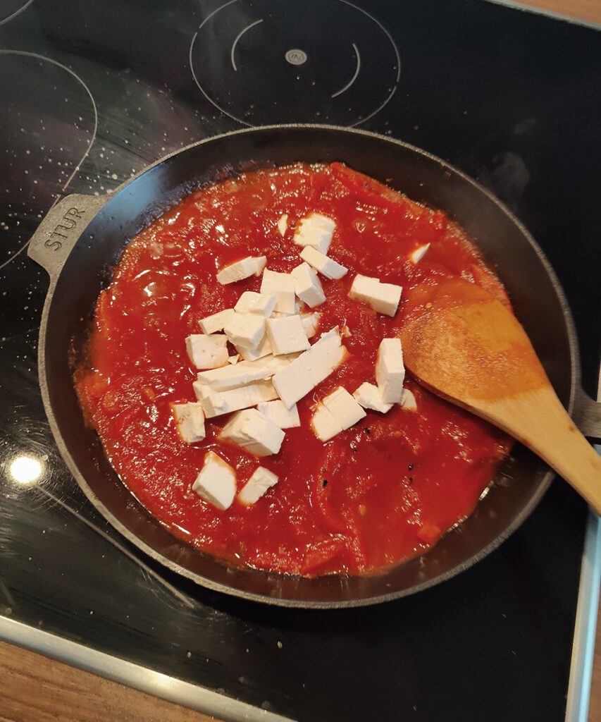 Einfache Shakshuka mit Feta und Ei 23 Feta ergänzen